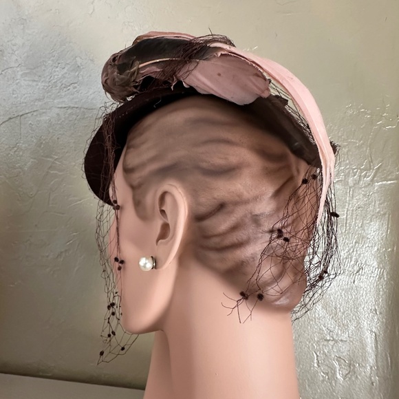 STUNNING 1940\'s BROWN FELT TILT FEDORA WITH PINK FEATHER \